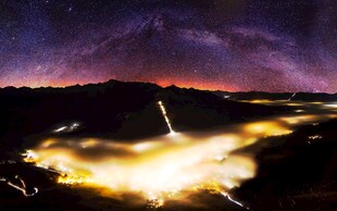 璀璨星空下的梦幻大地景观