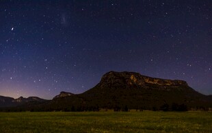 星空下的山峦美景