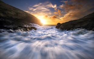 海边日落时的汹涌海浪