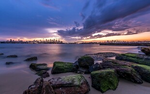 海边暮色下的礁石美景
