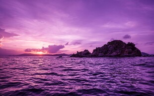 海上日落时的孤岩美景
