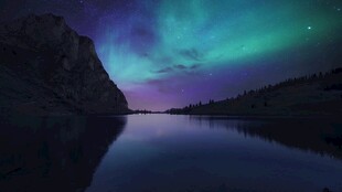 夜空下的极光与静谧湖水