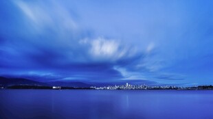 梦幻蓝调天空下的静谧湖景