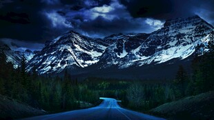 梦幻夜景下的雪山与河流