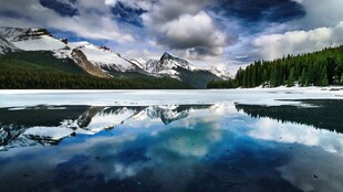梦幻山水间的静谧湖泊