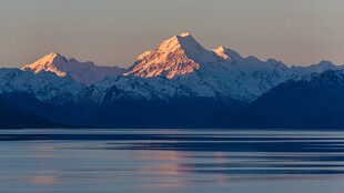 壮丽雪山映于宁静湖面