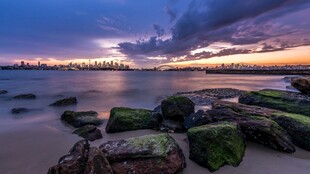 海边暮色中的礁石美景