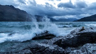 海浪拍击岩石的壮丽景观