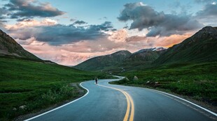 蜿蜒公路旁的壮美风景