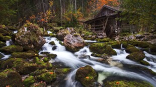 山间溪流旁的古朴小屋