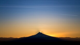 日落时分的巍峨山峰