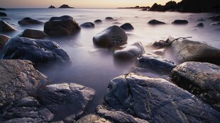 海边礁石静谧的自然景致
