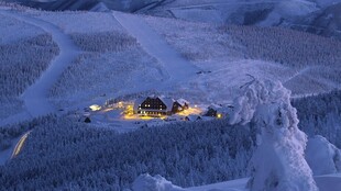 雪夜中的温馨山间村落