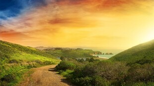 山间夕阳下的蜿蜒小路