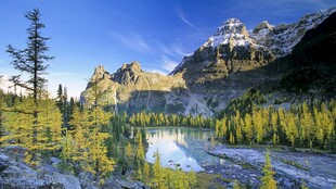山间湖畔美景