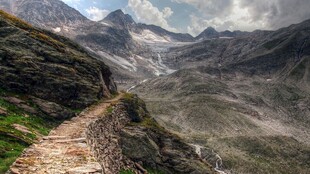 山间小径领略壮美山景
