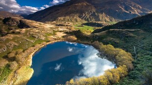 山间蓝湖美景