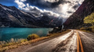 山间公路旁的绝美湖景