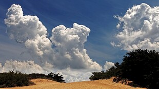 沙漠上空壮丽云朵景观