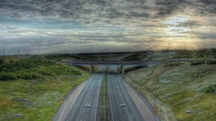 旷野中的延伸公路