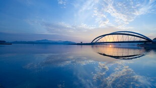 湖畔拱桥映霞光美景
