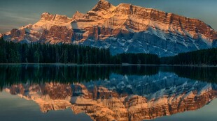 壮丽山景湖面倒影美景