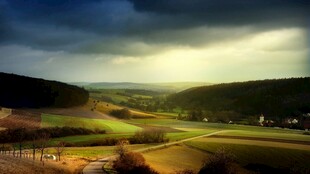 田园风光下的壮丽天空