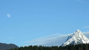 雪山蓝天美景