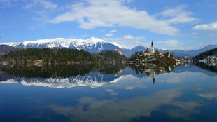 宁静湖景与远山倒影