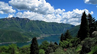 山间湖泊美景