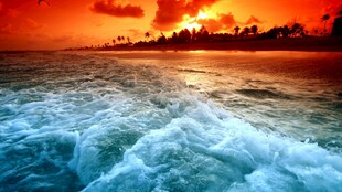 夕阳下的海浪与海岸线