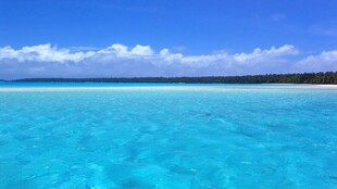清澈蓝水与远方天际美景