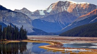壮丽山水间的静谧湖景