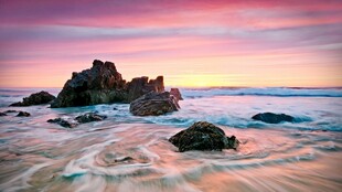 海边日落时的礁石美景