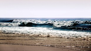 海边海浪拍打沙滩景象