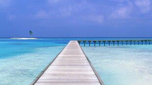 海边栈桥延伸至碧海蓝天