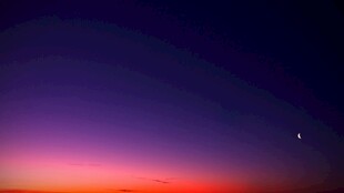 夜空中的绚丽霞光