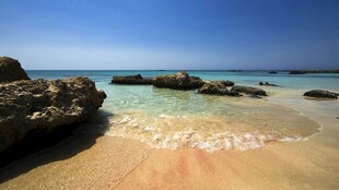 美丽海滨沙滩与礁石景观