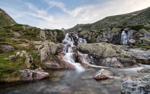山间溪流瀑布自然美景