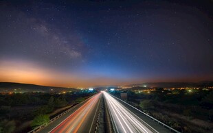 夜幕下的公路绚丽光影