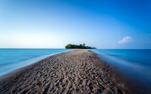 海边狭长沙地延伸向远方