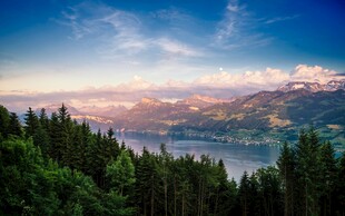 山林间的湖光山色美景