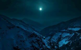 月夜下的雪山壮丽景观