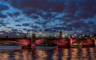 伦敦夜景中的绚丽桥梁