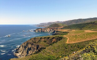 海岸山丘壮美自然景观