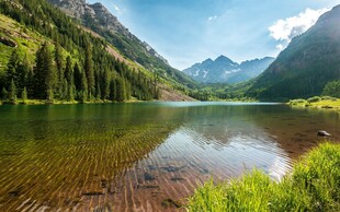 山间静谧湖景