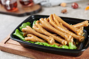 美味卤鸡爪摆于生菜上