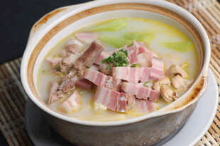 香浓咸肉炖鸡汤