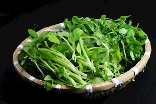 竹篮中的鲜嫩绿色蔬菜