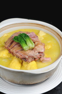 蛋饺咸鸡煲